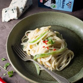 Spaghetti z zielonym ogórkiem i serem pleśniowym Lazur Błękitny