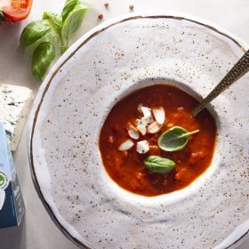 Zupa pomidorowo-paprykowa z serem pleśniowym Lazur Błękitny
