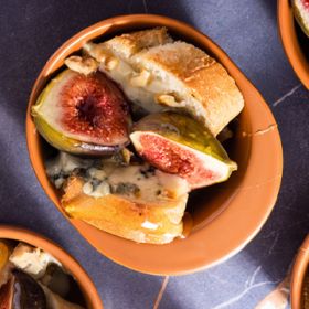Grzanka z figami i serem pleśniowym Lazur Błękitny